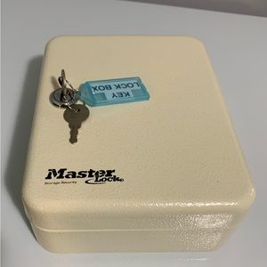Used Lockable Metal Key Box, Holds a Total of 20 Key Rings, Key
